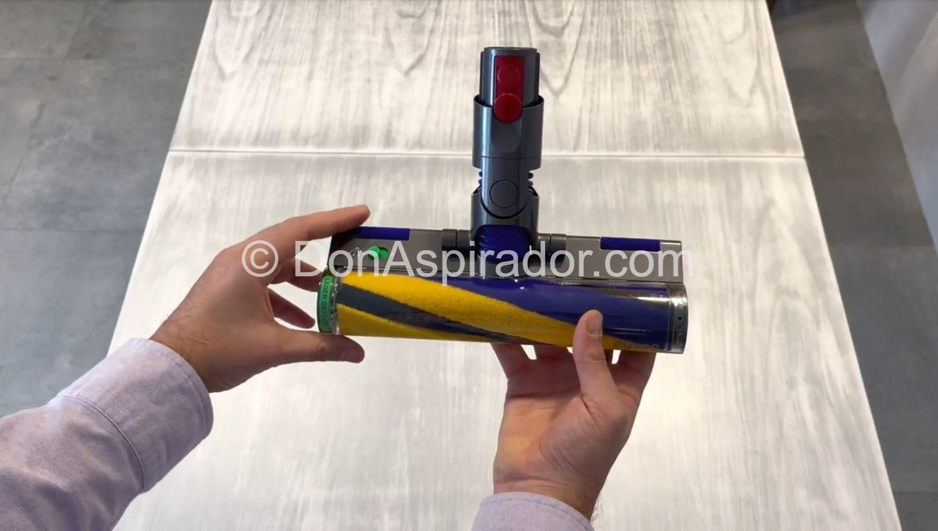 Dyson V15 cepillo iluminado