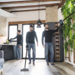 aspiradora vertical con cable limpiando suelo, muebles y zonas altas