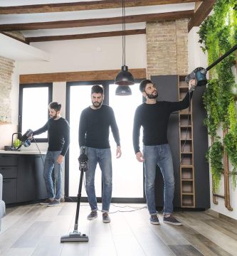 aspiradora vertical con cable limpiando suelo, muebles y zonas altas