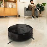 robot aspirador limpiando el salón de una casa