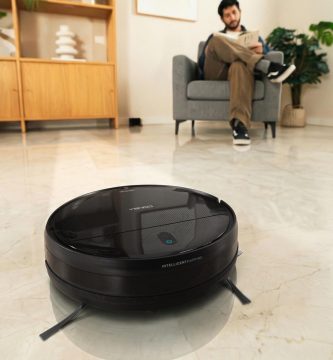 robot aspirador limpiando el salón de una casa